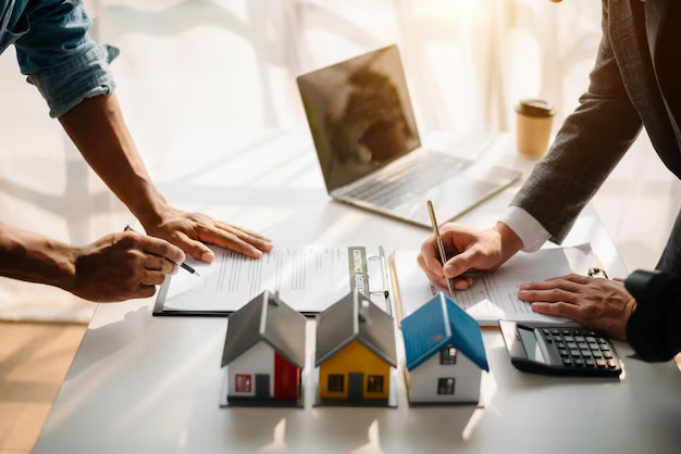Adviesgesprek aan huis over isolatie- en renovatiemogelijkheden.