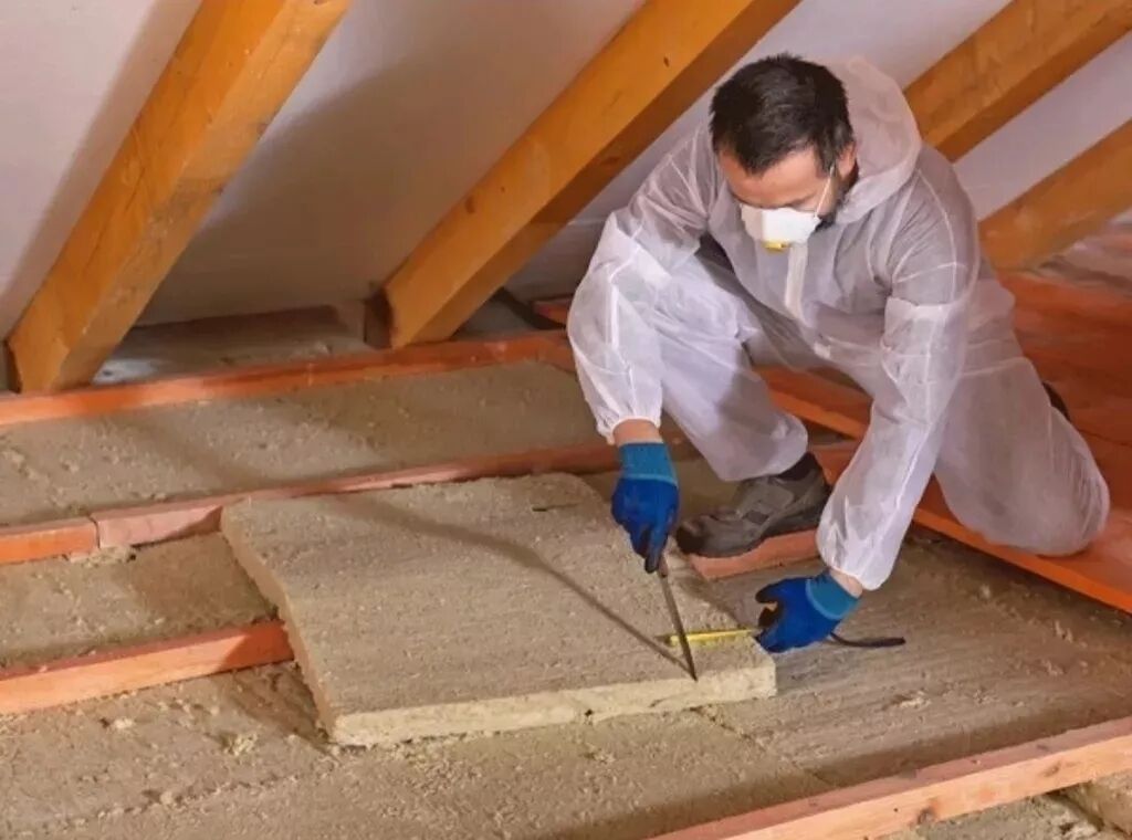 Toepassing van cellulose-isolatie door middel van spuittechniek.